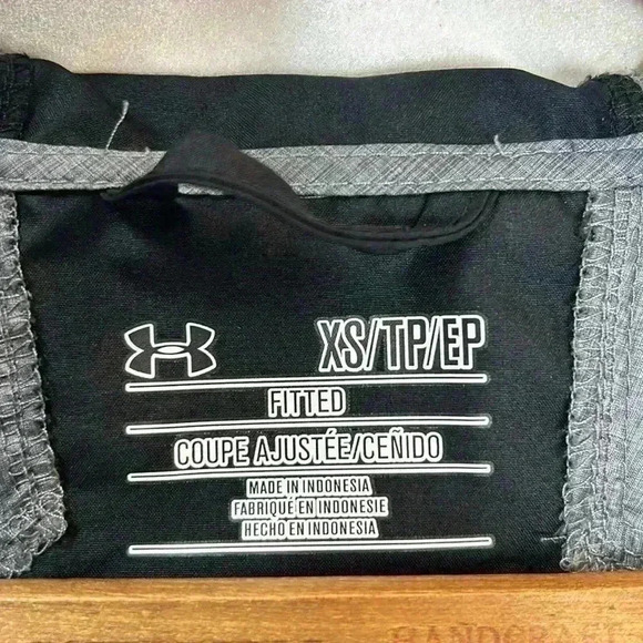 Under Armour Light Fitted Rain Jacket Women's XS Shell Hike Back Pack Layer Walk - Picture 6 of 8